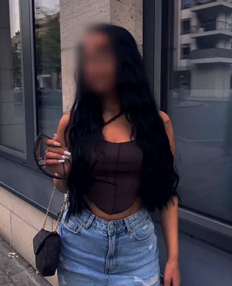 Elif, 19